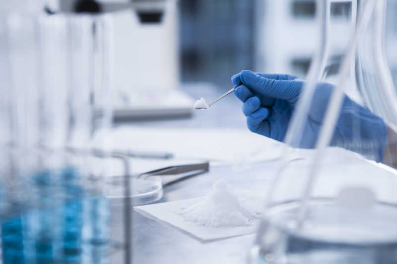 藥物開發中的精準操作 藥粉舀取與生物技術創新